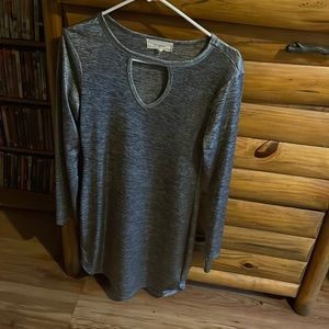 Hi I’m selling a blouse it’s made by no comment